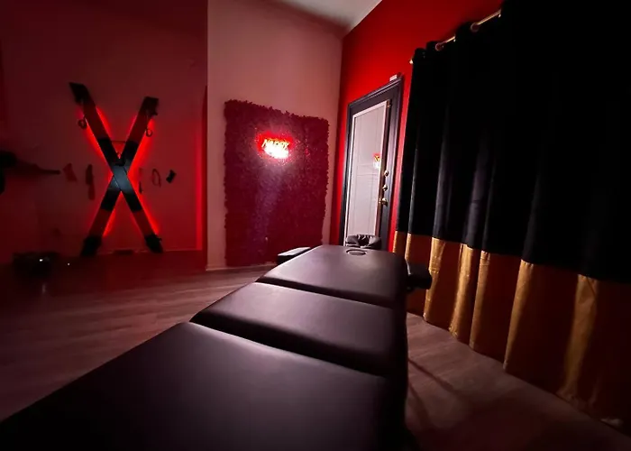 Red Chamber Tx King & Couples Retreat (adults Only) *