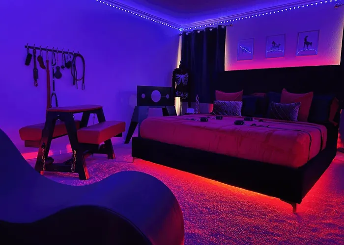 Red Chamber Tx King & Couples Retreat (adults Only) *