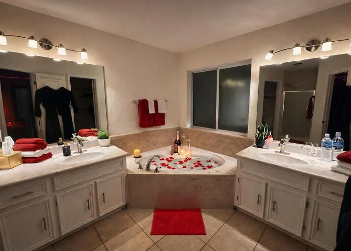 Red Chamber Tx King & Couples Retreat (adults Only) Holiday home